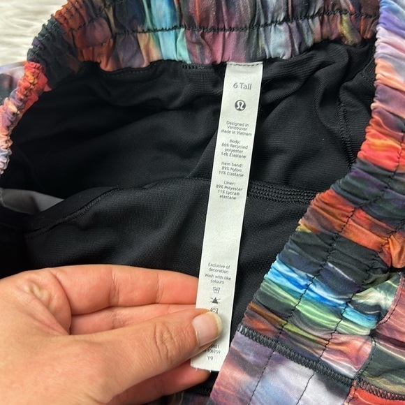 Lululemon Hotty Hot Short II *Long 4" Chroma Fusion Multi / Black - Picture 3 of 6